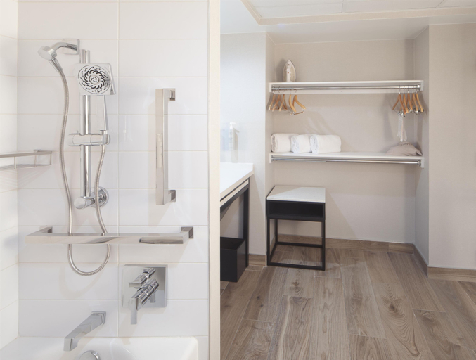 Bathroom 5, Embassy Suites by Hilton Palm Beach Gardens PGA Boulevard, Palm Beach