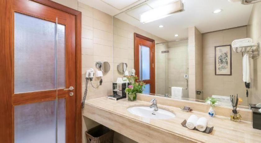 Bathroom 4, Broadcasting Tower Beijing Hotel, Beijing