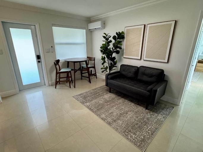Others 3, La Casa Antigua, Broward