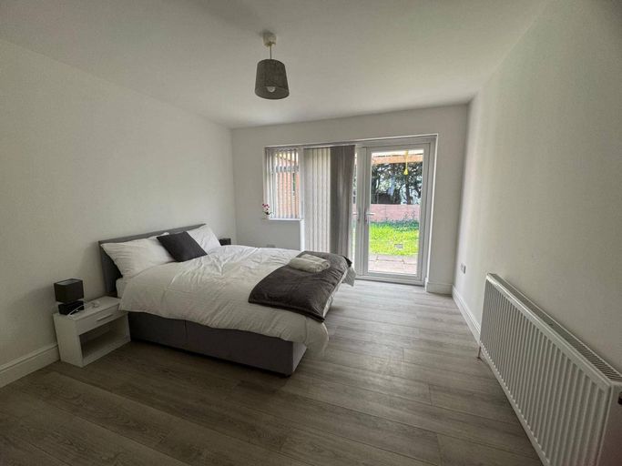 Others 2, Apartment Sleeps 7 With Patio, London