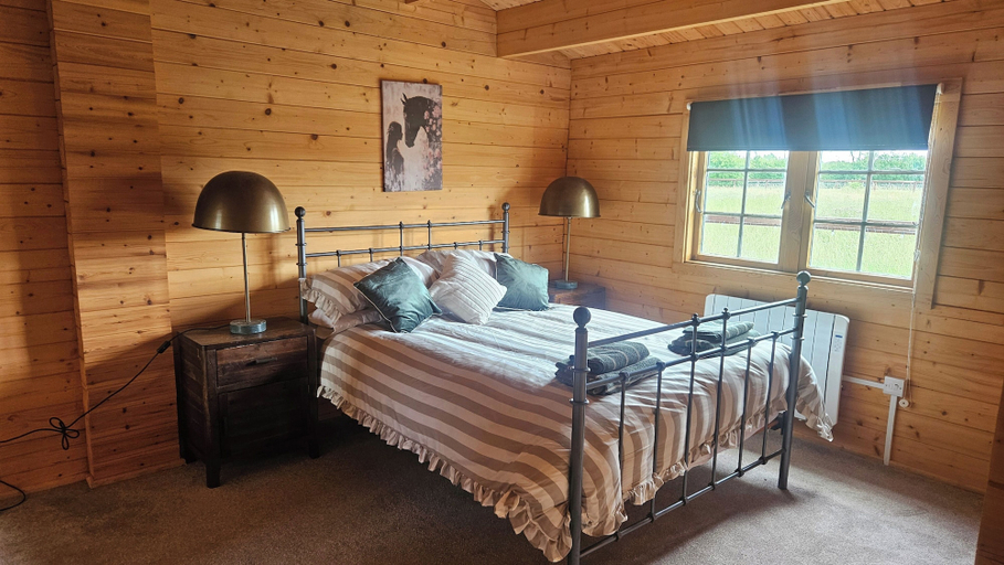 Others 2, Cabin - Sleeps 6 - Free Parking & Garden, Cambridgeshire