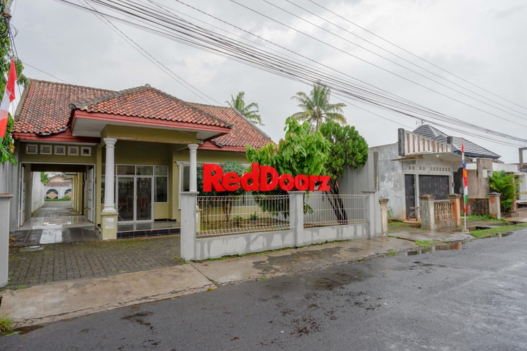 Exterior & Views 2, RedDoorz @ Jalan Bali Cilacap, Cilacap