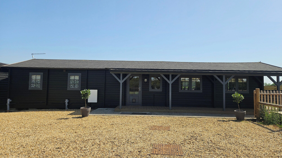 Others 5, Cabin - Sleeps 6 - Free Parking & Garden, Cambridgeshire