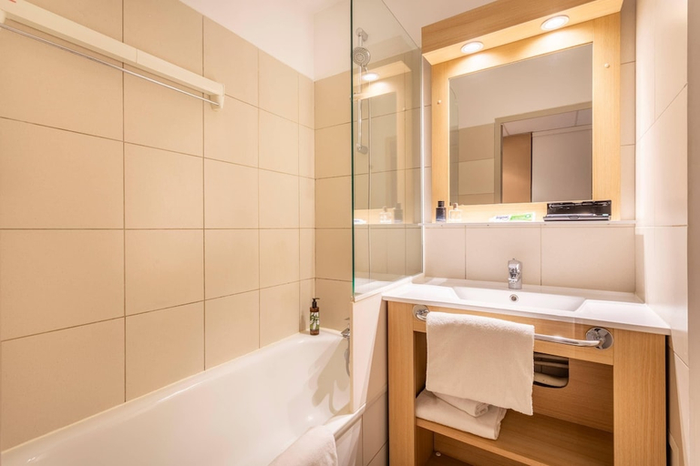 Bathroom 4, Comfort Aparthotel Zenitude Marseille Prado, Bouches-du-Rhône