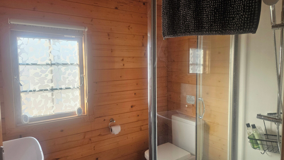 Others 4, Cabin - Sleeps 6 - Free Parking & Garden, Cambridgeshire