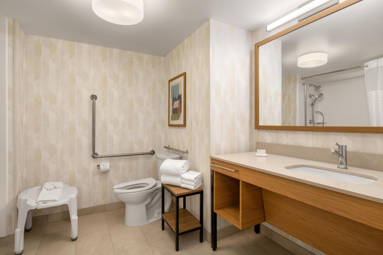 Bathroom 4, Hampton Inn & Suites by Hilton Langley-Surrey, Greater Vancouver