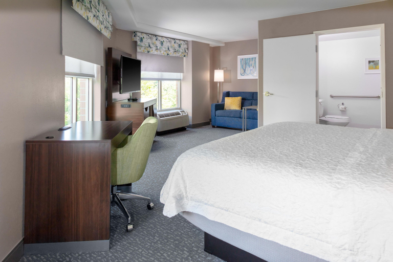 Bedroom 4, Hampton Inn & Suites Arlington Crystal City DCA, Arlington