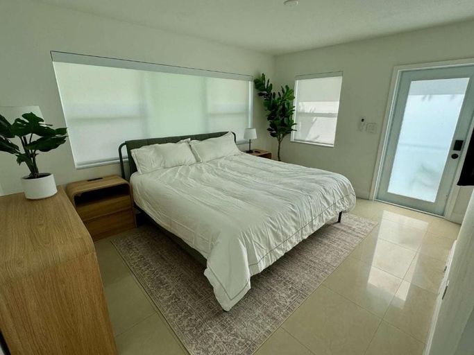 Others 2, La Casa Antigua, Broward