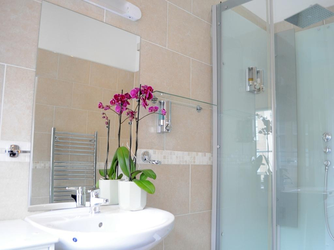 Bathroom 3, Castle View Guest House, Edinburgh