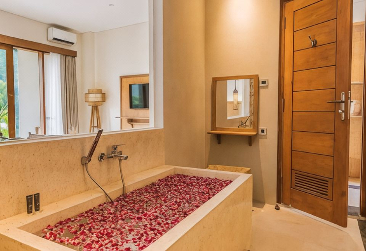 Bathroom 4, Joglo Ageng Guci Tegal, Tegal