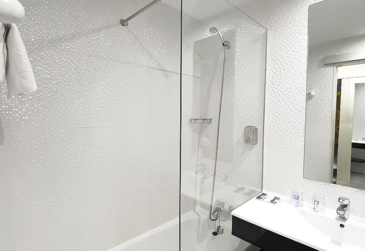 Bathroom 4, Avenida de España, Madrid