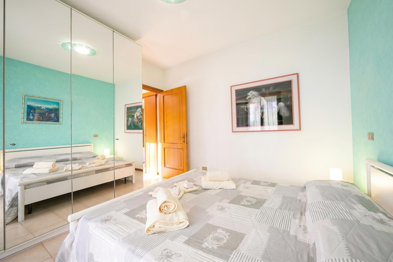 Bedroom 3, Cinzia Apartment Front Beach- Pool, Garage & Terrace, Brescia