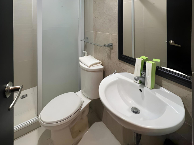 Bathroom, Dreamweavers Hotel by RedDoorz, Koronadal City