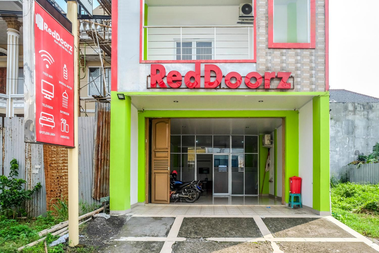 Exterior & Views 2, RedDoorz near Pakuwon Mall Solo Baru, Sukoharjo