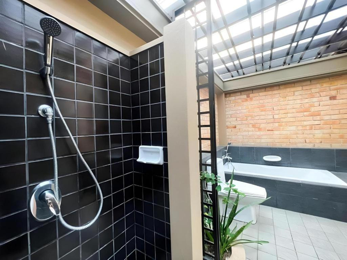 Bathroom 4, Botany Beach Resort Pattaya, Sattahip