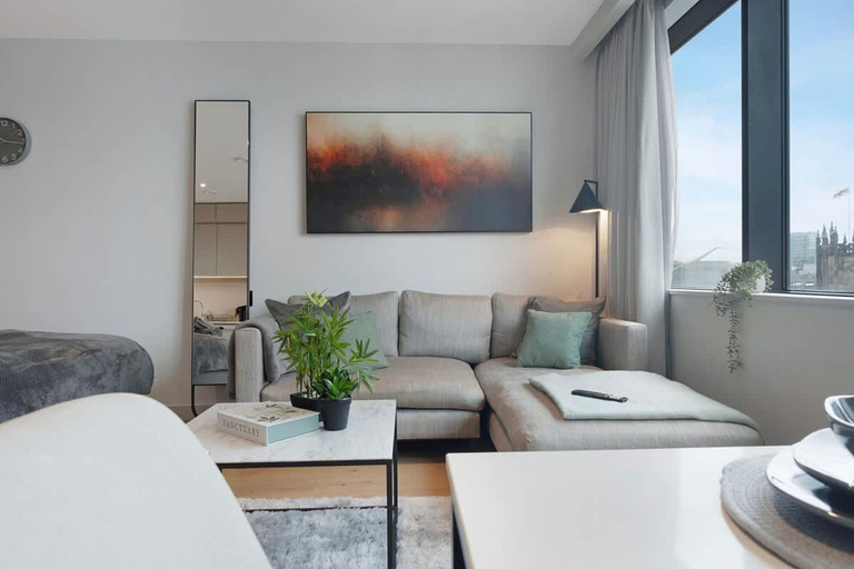 Others 3, Amazing Location for Couples With Gym and Pool, Manchester