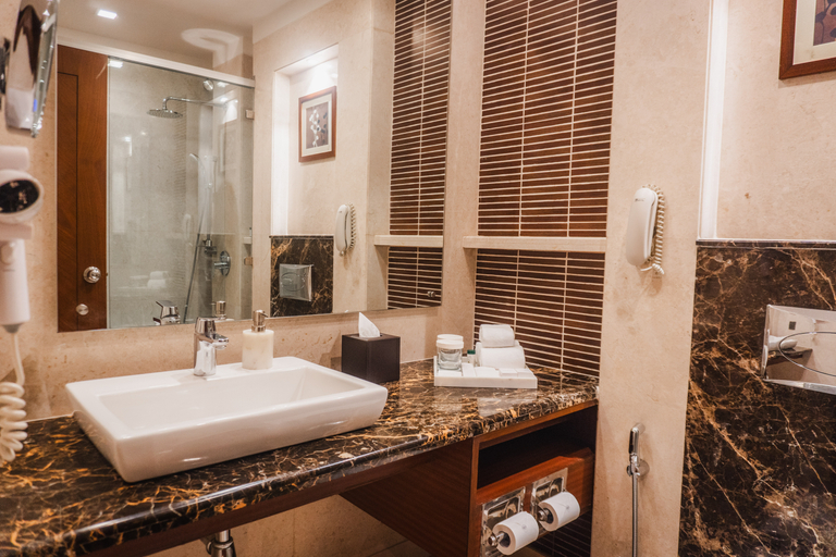 Bathroom 5, DLF Club 3, Gurgaon