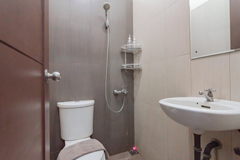 Bathroom 4, RedDoorz @ Galuh Mas, Karawang