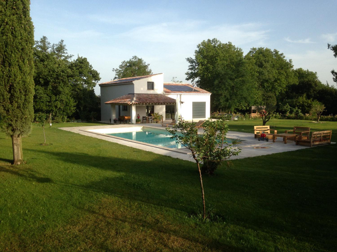 Exterior & Views 1, Villa charmante a Eyragues avec piscine privee, Bouches-du-Rhône
