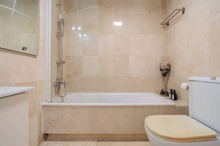Others 3, Lalq13 Stunning Frontline Golf 3 bed apt, Málaga