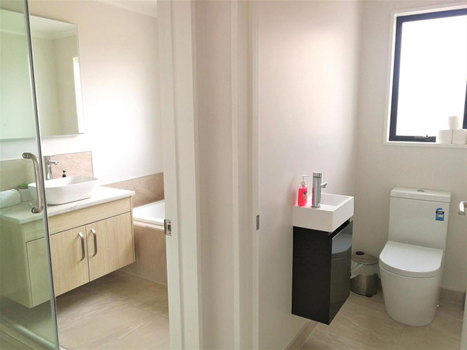 Bathroom 4, RodmanStar Apartment, Mackenzie