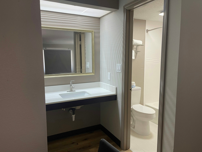 Bathroom 3, Americas Best Value Inn Helen, White