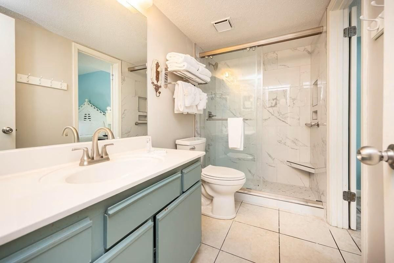 Bathroom 3, Phoenix East II 2092, Baldwin