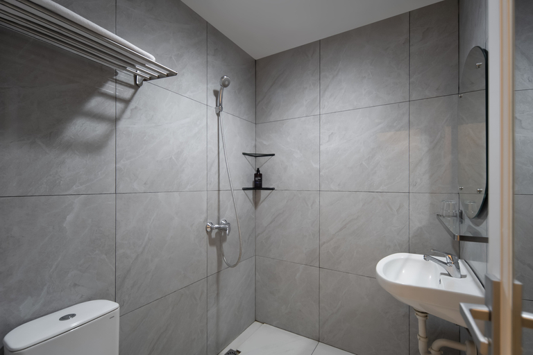 Bathroom 4, Front One Hotel Pasir Koja Bandung, Bandung