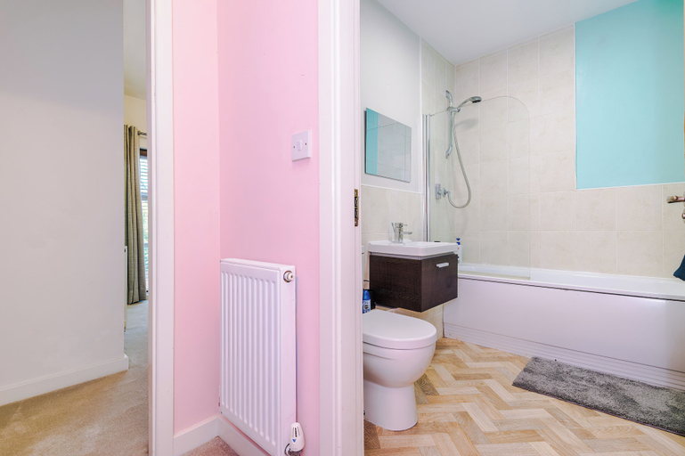 Others 3, 3-Bed House, Close to City Centre & UoM, Manchester