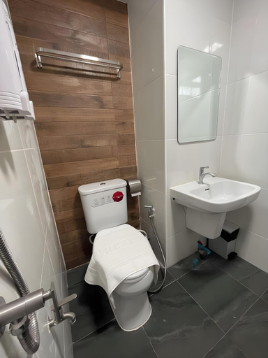 Bathroom 3, The Bedrooms Maeklong & Service Apartments , Muang Samut Songkhram