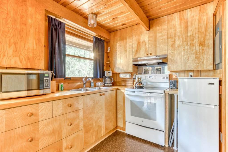 Others 3, Chalet Shangri-La, Clackamas