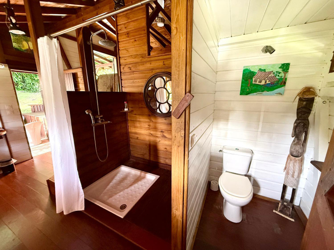 Bathroom 4, Les Bananes Vertes, Saint-Claude