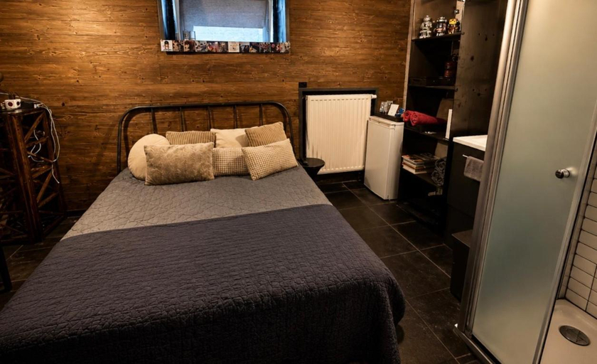 Bedroom 2, Les chambres atypiques de Nico Bush - Parking securise velos, Hainaut
