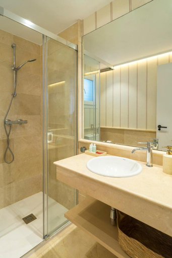 Bathroom 4, Modern apartment with pool on the beachfront in Marbella by SharingCo, Málaga