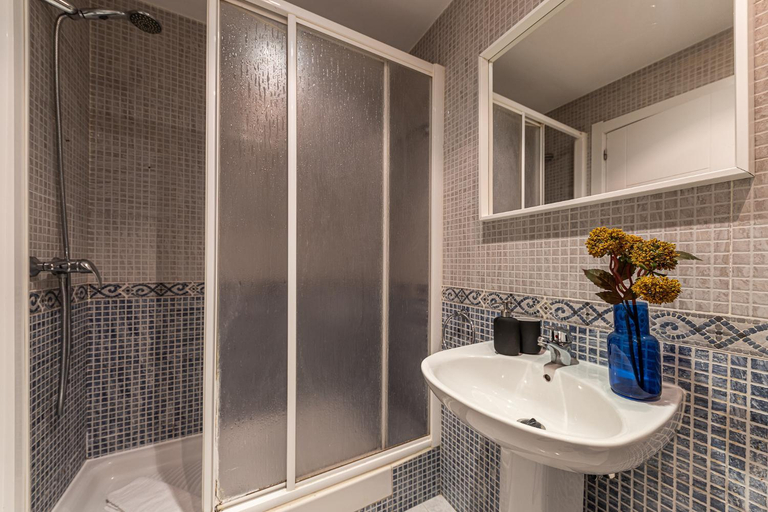 Bathroom, Queens Chueca III - Alquiler Corta Duracion, Madrid