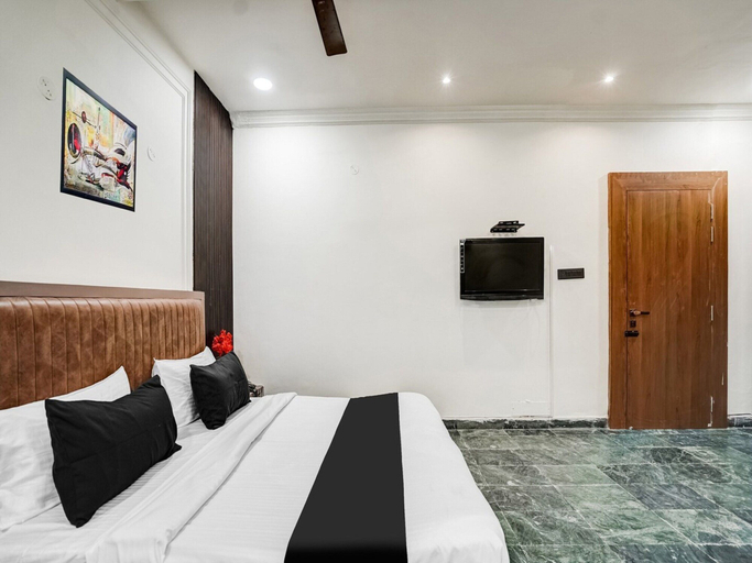Others 5, Classic With Balcony OYO Ratan Lal Nagar, Kanpur Nagar