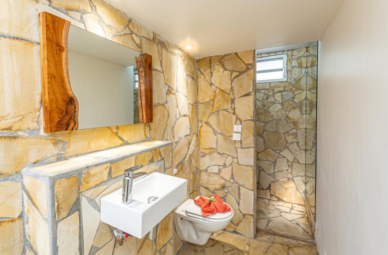 Bathroom 2, Villa elegante a Sainte-Rose avec piscine privee, Sainte-Rose