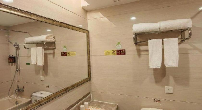 Bathroom 3, Vienna Hotel Shenzhen Bijiashan Yinhu Metro Station, Shenzhen