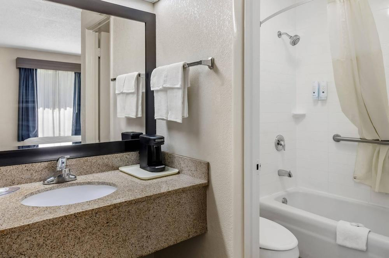 Bathroom 4, Quality Inn Macon, Bibb