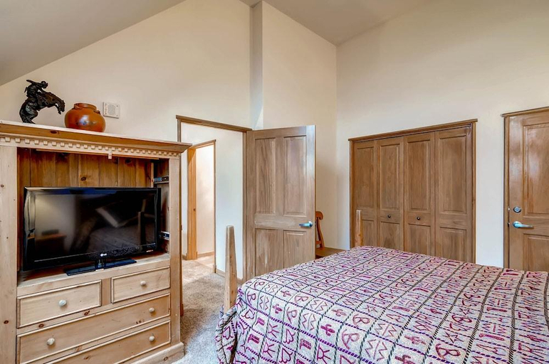 Bedroom 4, Black Bear 8078, Summit