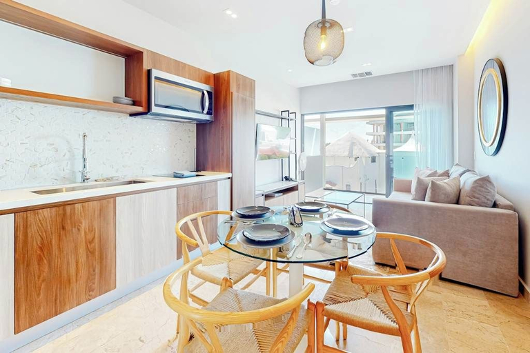 Others 3, Modern Condo: Rooftop Pool, Gym, Walk to Beach, Cozumel