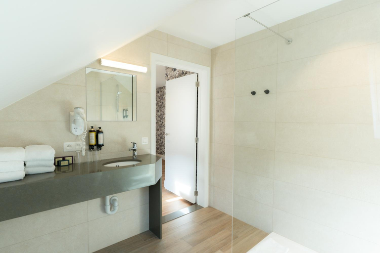 Bathroom 4, Hotel du Théâtre, West-Vlaanderen
