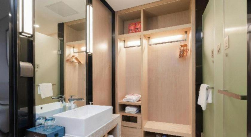 Bathroom, Echarm Hotel Liuzhou Liunan Wanda Plaza, Liuzhou
