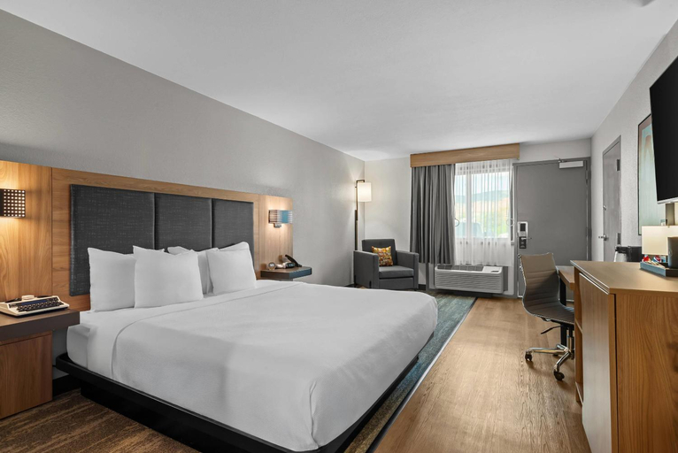 Bedroom 3, The Cairn Hotel, an Ascend Collection Hotel, Iron