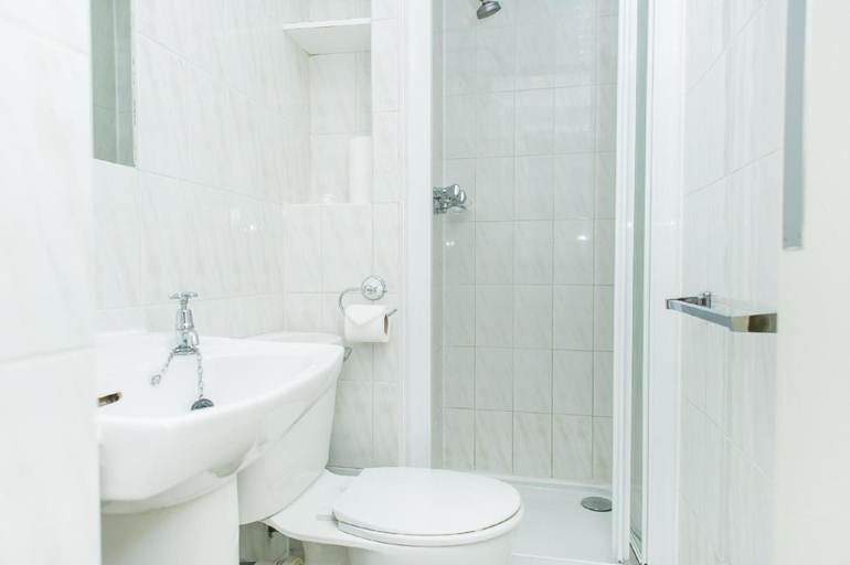 Bathroom, Avonmore Hotel, London
