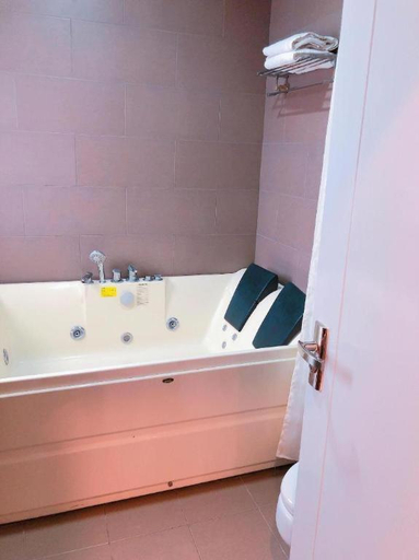 Bathroom 3, Queen Central Apartment-Hotel, Ho Chi Minh City