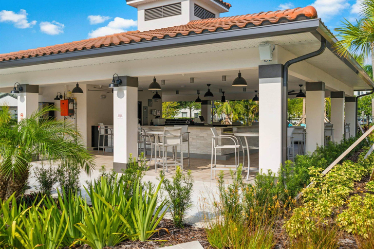 Others 2, 3BR at Vista Cay, Where Comfort Meets Convenience, Orange