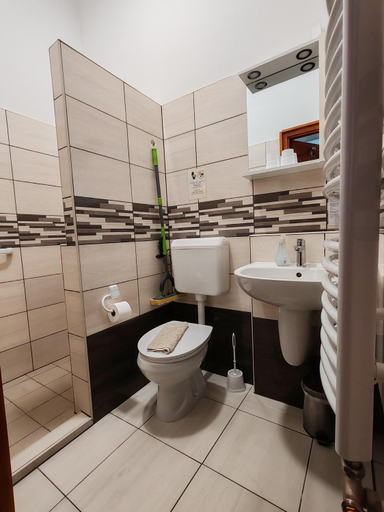 Bathroom, Oazis Panzio, Makó