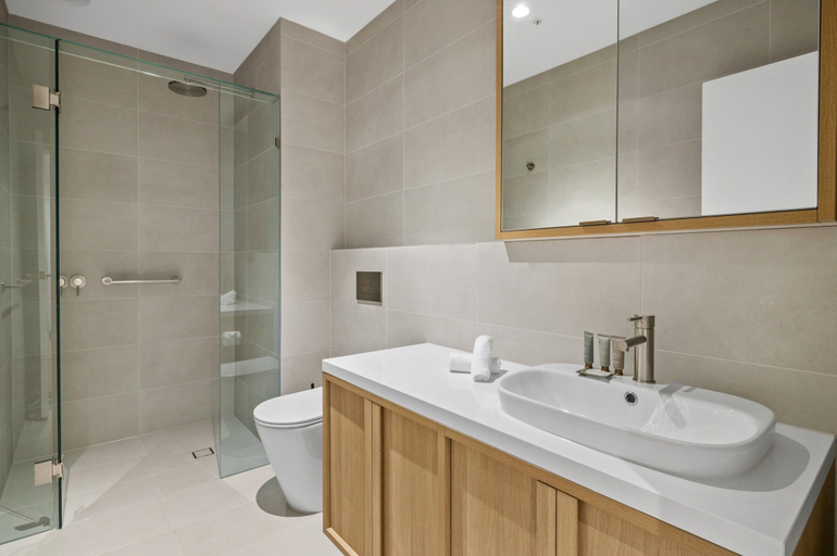 Others 2, Balcony 3-bed Apartment Near Albert Park, Melbourne