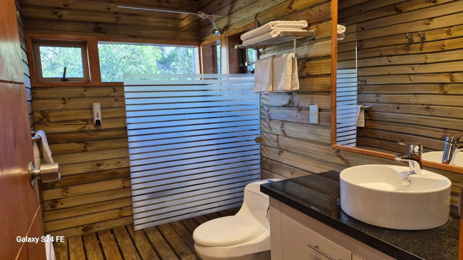 Bathroom 4, Refugio Cordillera Flora endogena Bosque Esclerofilo, Cordillera